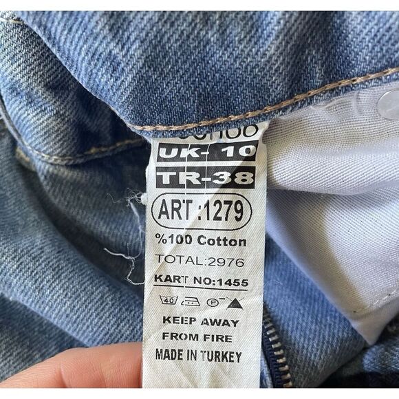 NWT boohoo High Waisted Extreme Distressed Ripped Mom Jeans Women’s Size US 6 - Picture 4 of 9